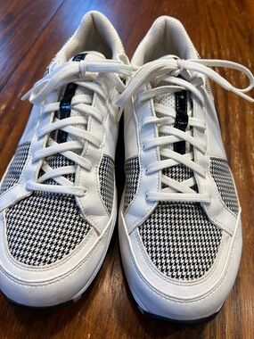 Nike WoMen’s White and Black Low-Top golf shoes